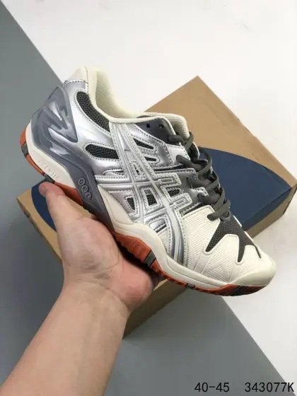 ️ Asics Gel-Resolution 5.0 休闲运动球鞋 - 鞋面设计:鞋面运用PU支撑片与网眼布相结合的材质,在保证支撑性和耐磨性的同时,也具备一定的透气性,可让脚部保持干爽. - 稳定性:采用DYNAWALL中足稳走片搭配DYNAWRAP动态鞋带科技,能在侧向移动时提供出色的支撑,有效防止崴脚,增强了整体稳定性. - 缓震性:前后掌都内置了GEL缓震胶,可有效吸收运动中的冲击力,为脚部提供良好的缓震效果,减少疲劳. - 耐磨性:外底的脚趾和脚跟区域采用PguardTM技术,搭配AHAR® plusTM外底橡胶,可增强鞋子的耐用性,提高鞋底的耐磨性能. 货号:1203A901 编码:343077K